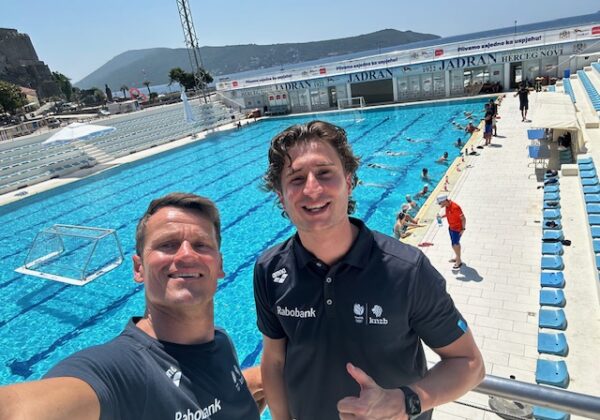 Martijn en Niels sportfysiotherapeuten van het Nederlands waterpoloteam (dames).